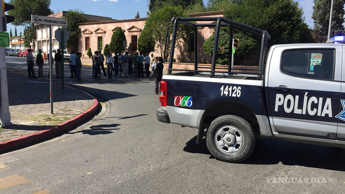 Manifestantes bloquean bulevar Coss de Saltillo para exigir 300 concesiones de taxi