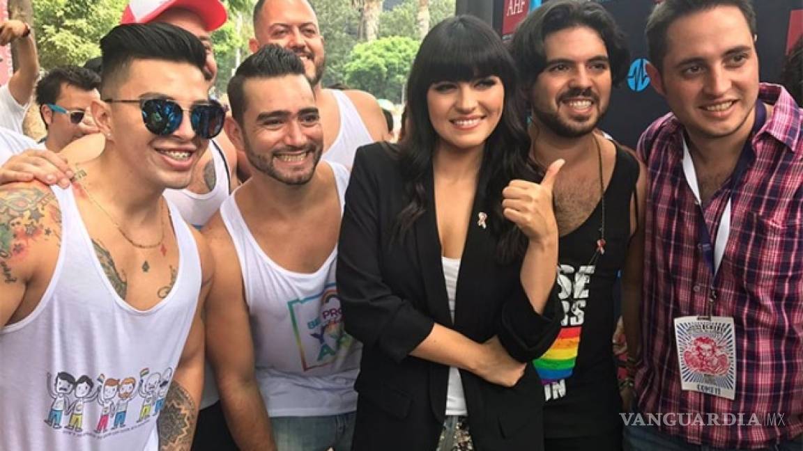 Pese a inconformidades de algunos activistas, Maite Perroni da banderazo de salida a Marcha del Orgullo Gay
