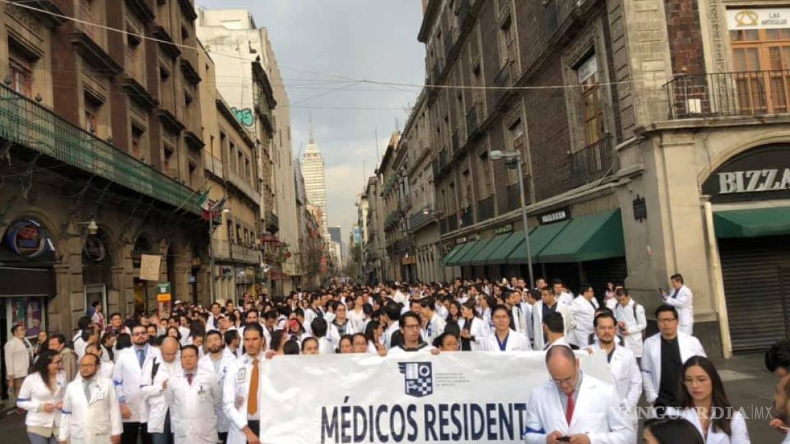 Médicos residentes paran labores en 68 hospitales de México, exigen su pago