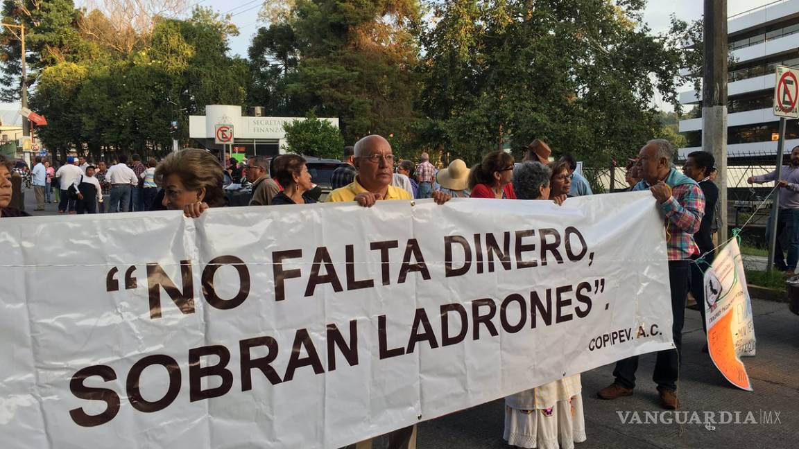Protestan sindicatos y jubilados en Veracruz por falta de pagos