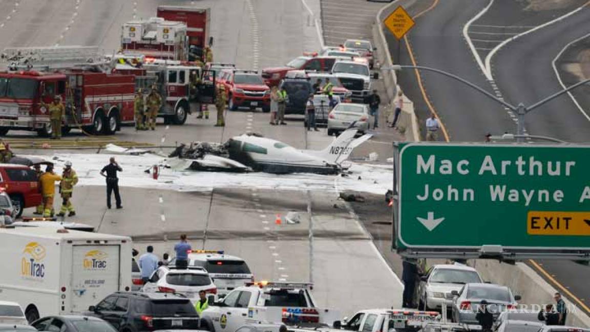 Avioneta se estrella en carretera junto a aeropuerto en California