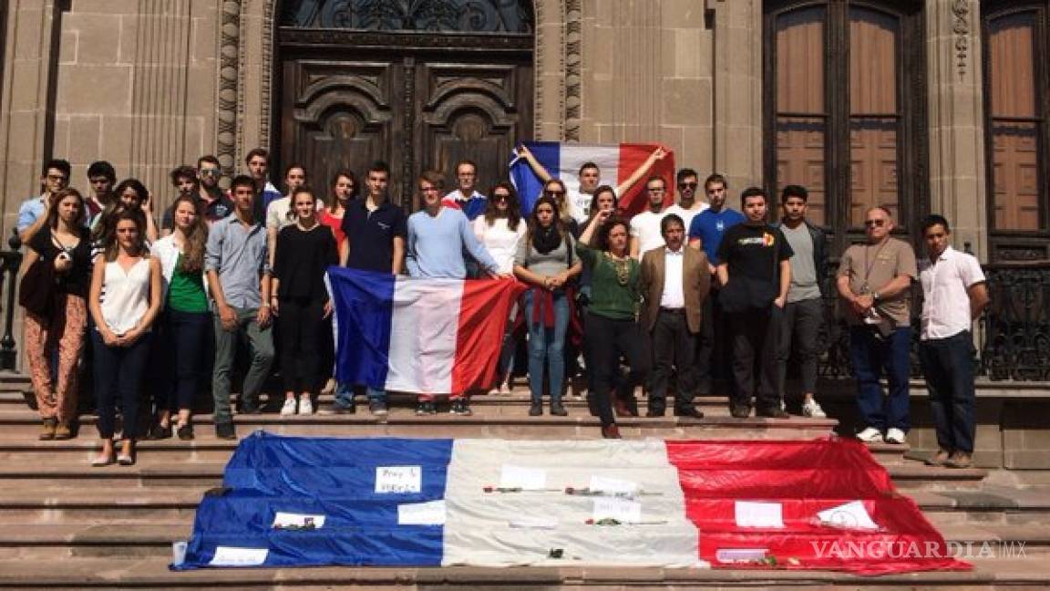 Recuerdan en Monterrey a las víctimas de los atentados en París