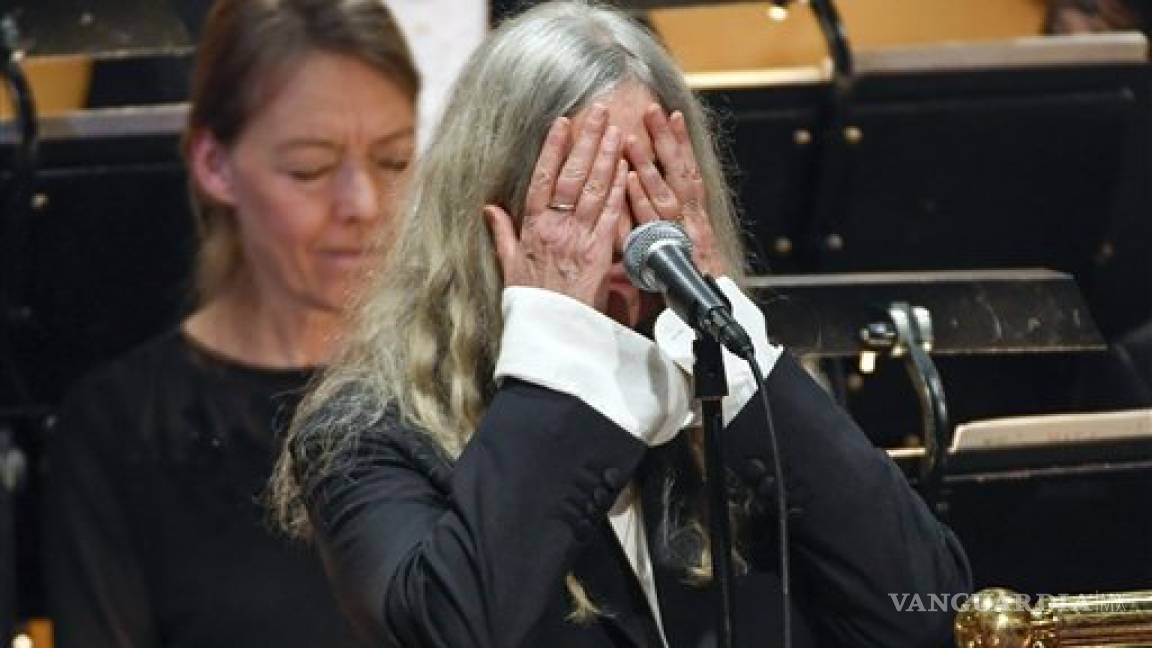 Patti Smith olvidó la letra de canción de Bob Dylan en ceremonia del Nobel