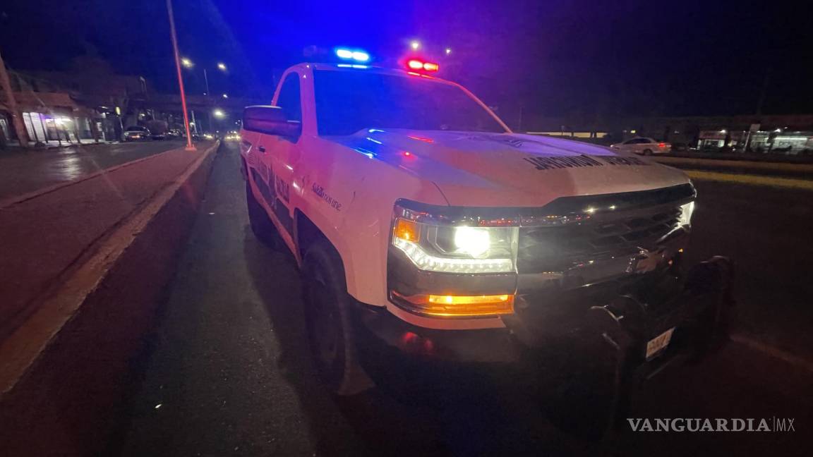 Noche de copas les sale cara: jóvenes pierden el control y chocan contra camioneta de agencia en Saltillo