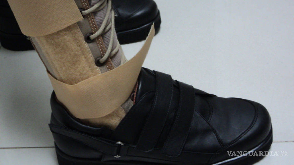 Crean zapato biomecánico para personas con férula