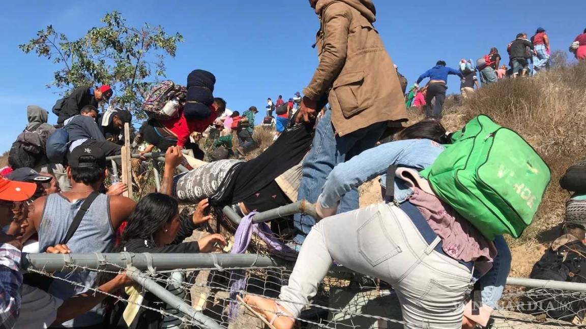 Estalla violencia en cruce Tijuana-San Diego; agentes de EU lanzan gas lacrimógeno a migrantes