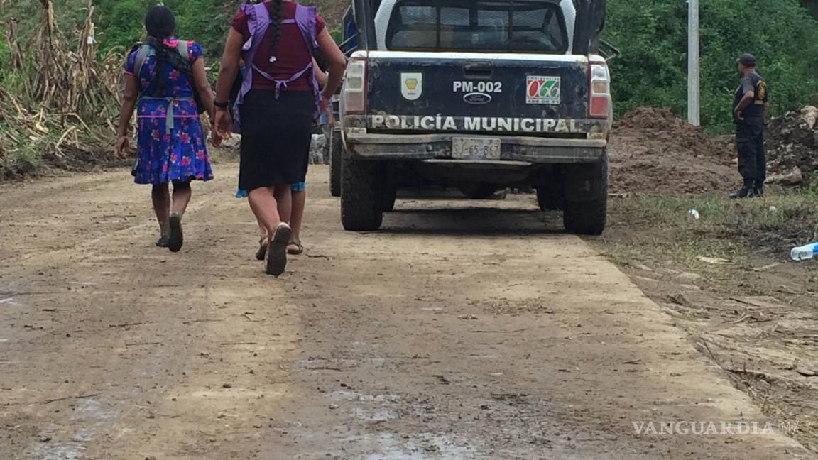 Vecinos de Tlaola, Puebla vieron como el agua se llevó al doctor