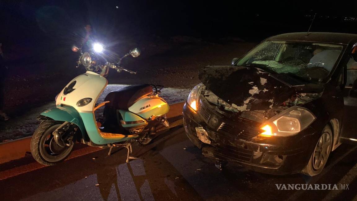 Familia motociclista resulta lesionada tras ser embestida por veloz conductor, al oriente de Saltillo