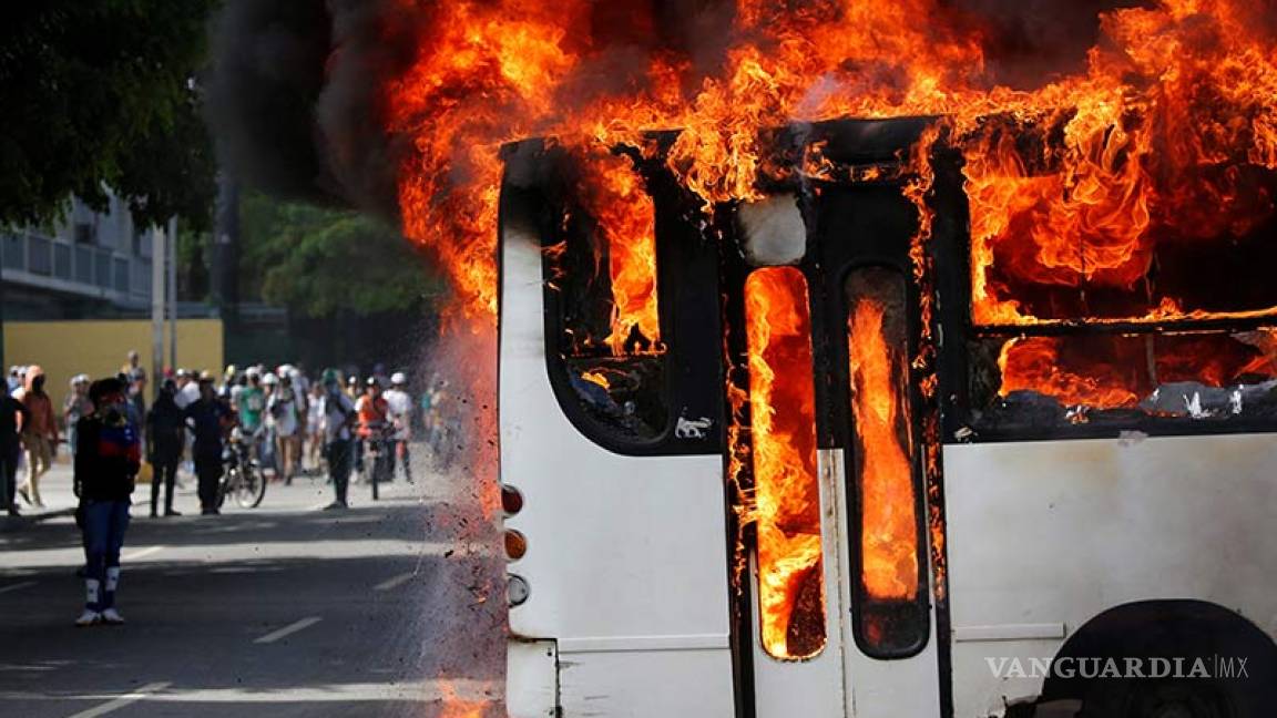 Incendian 51 autobuses durante protestas en Venezuela
