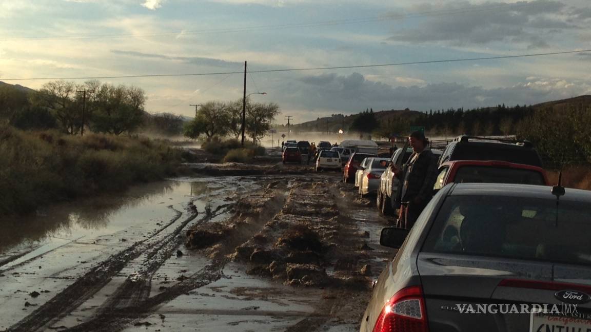 Inundación por lluvias colapsa autopista en California