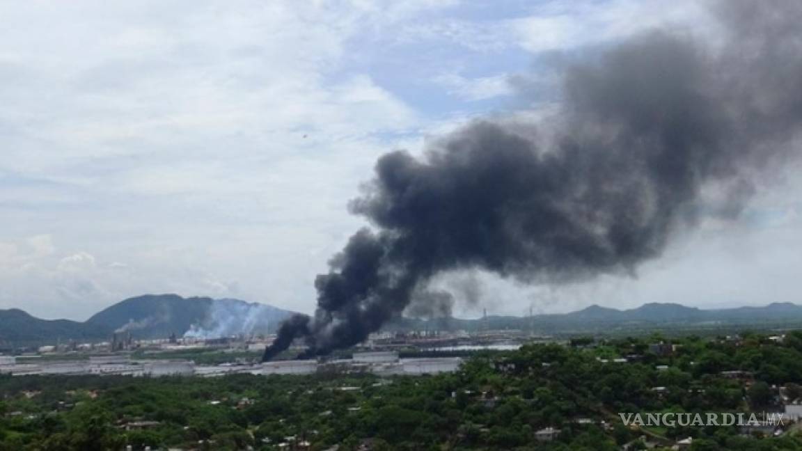 Confirman un muerto por incendio en refinería de Salina Cruz