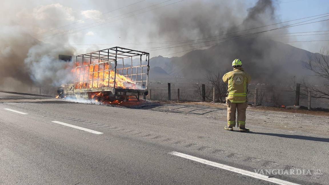 Cierran tramo de la carretera Monterrey-Saltillo por incendio de camión