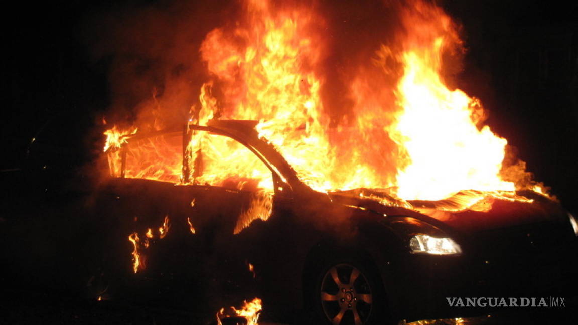 Incendio de 2 autos en Saltillo enciende alertas; temen regreso de pirómanos