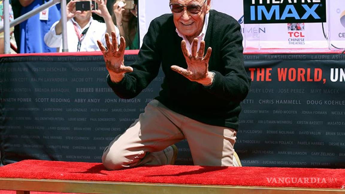 Stan Lee plasma sus huellas en Hollywood