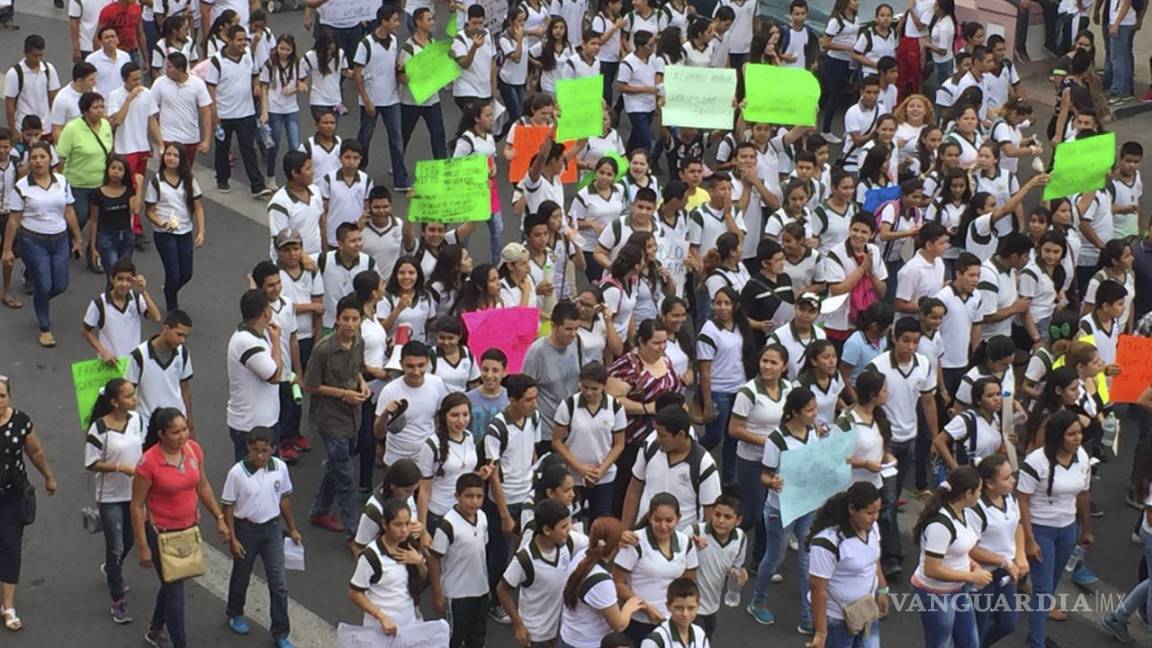 Maestros bloquean las principales plazas comerciales de Morelia; se movilizan en CdMx y Guerrero