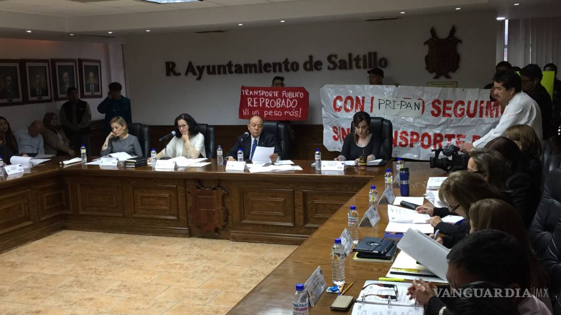 Aprueban alza a tarifas del transporte en Saltillo; ciudadanos irrumpen en Alcaldía y forman un 'Cabildo Ciudadano'