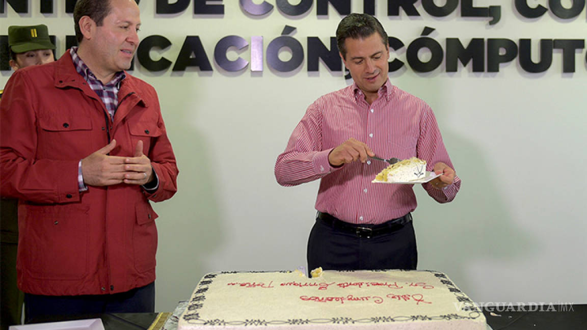 Peña Nieto parte pastel en celebración por sus 51 años