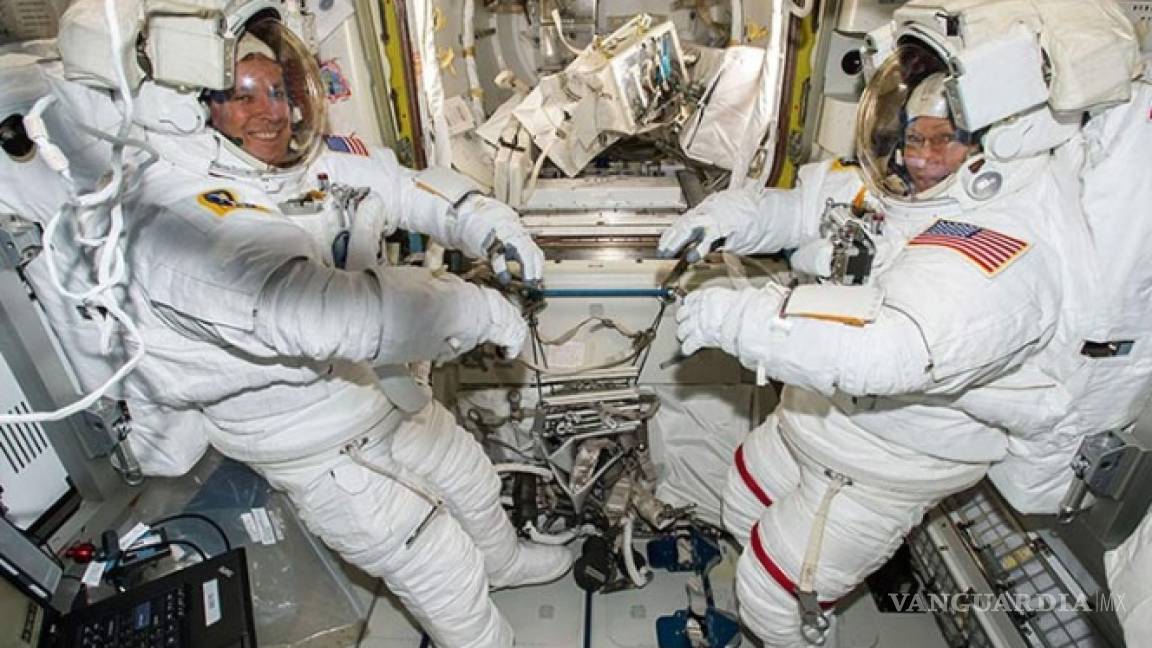 Astronautas reparan falla en Estación Espacial Internacional