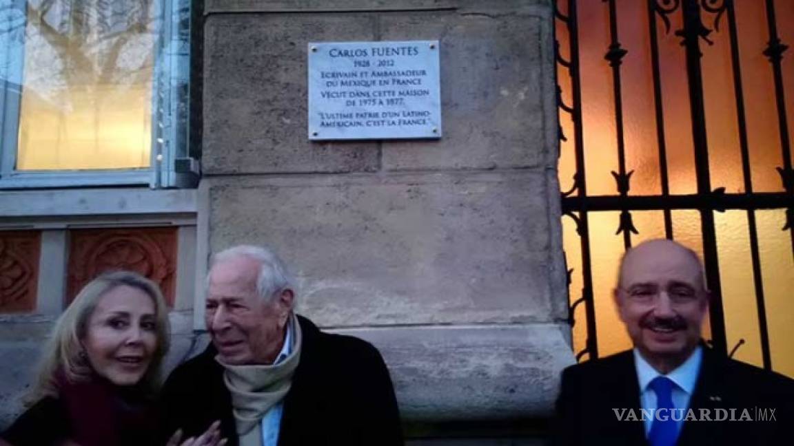 Revelan placa en honor a Carlos Fuentes en París