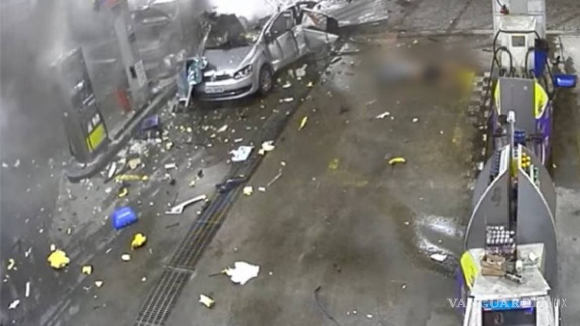 Muere mujer al explotar su auto en gasolinera, en Brasil