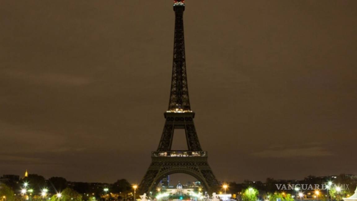 Muestra Torre Eiffel solidaridad con Barcelona