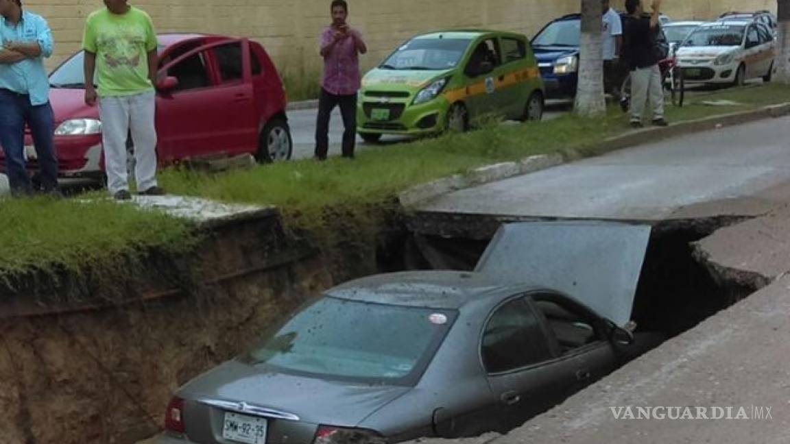 Socavón 'se traga' auto en Tamaulipas