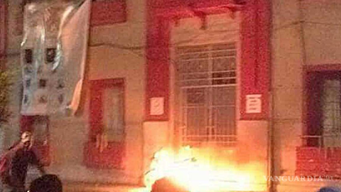 Por inseguridad, vecinos prenden fuego a alcadía en Hidalgo