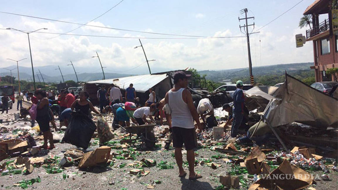 Choca camión de cerveza en Chiapas y 'buitres' humanos aparecen