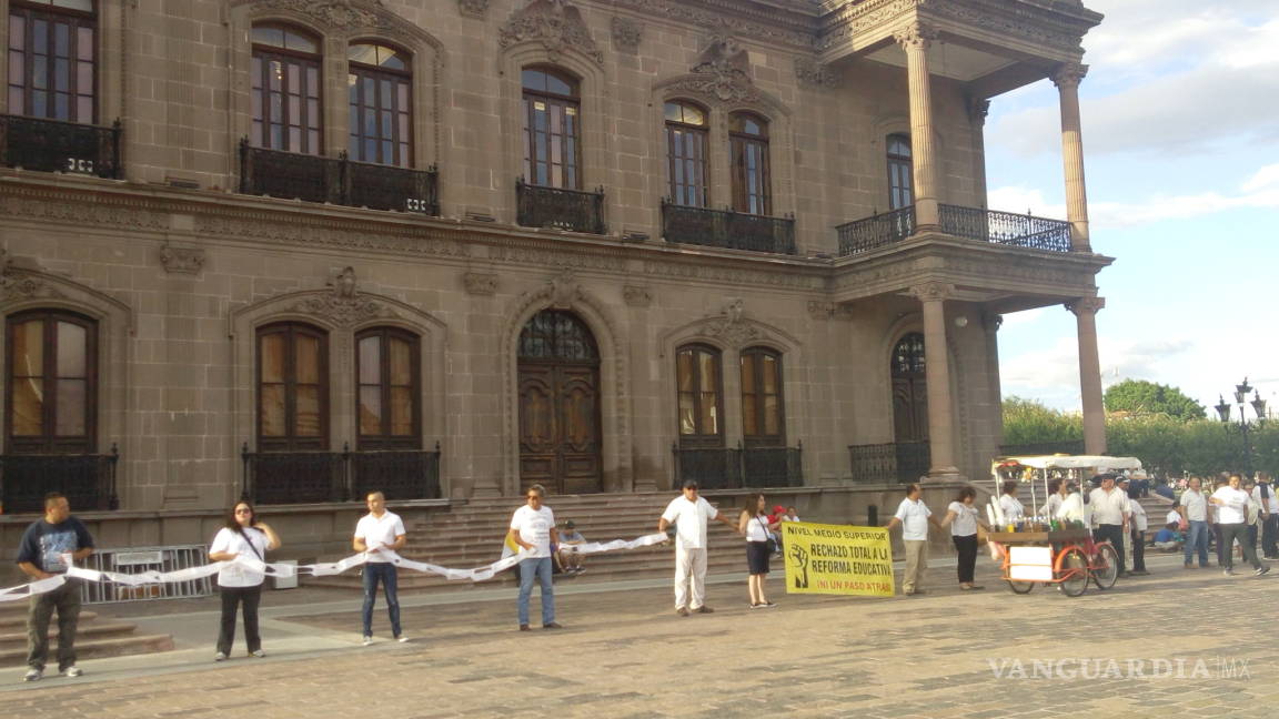 Maestros bloquean Palacio de Gobierno de Nuevo León