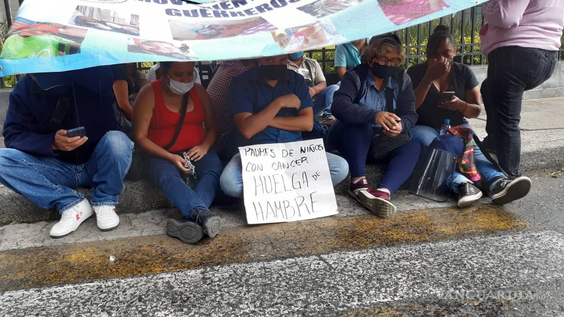 Padres de niños con cáncer inician huelga de hambre afuera de la Secretaría de Salud en la CDMX