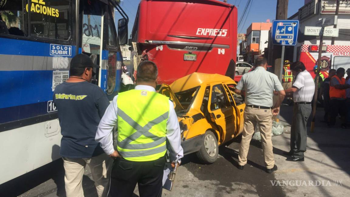 Taxi queda prensado luego de chocar con camiones de rutas urbanas en Saltillo