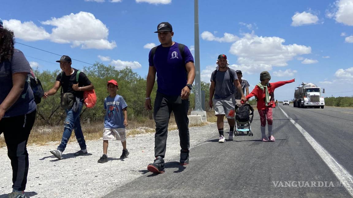 Mas de 800 migrantes caminan de Monterrey a Monclova hacia frontera con Estados Unidos