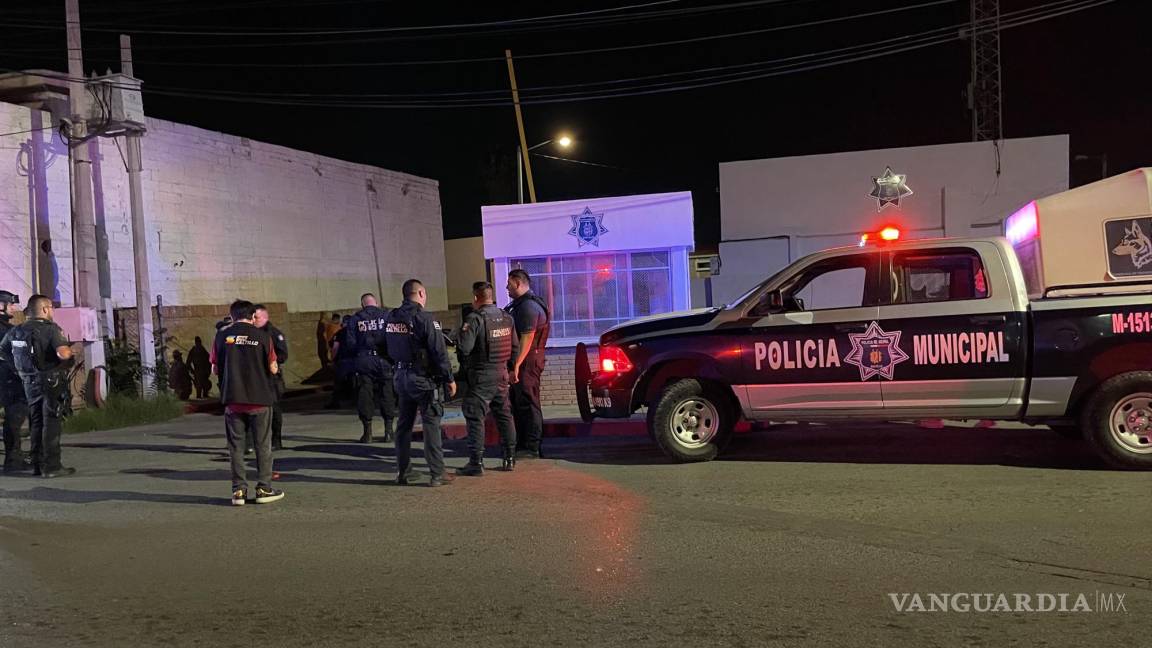 Tras choque, conductor huye de taxistas y se refugia en la comandancia de policía de Saltillo