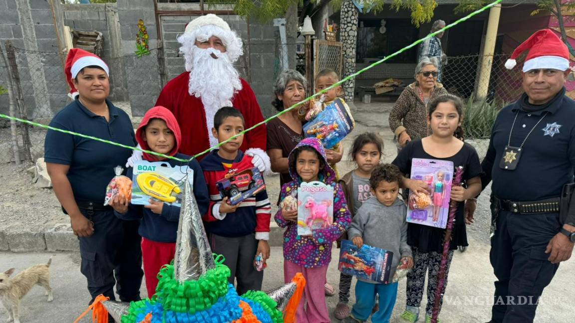 Policías de San Buenaventura llevan regalos a niños de colonias vulnerables