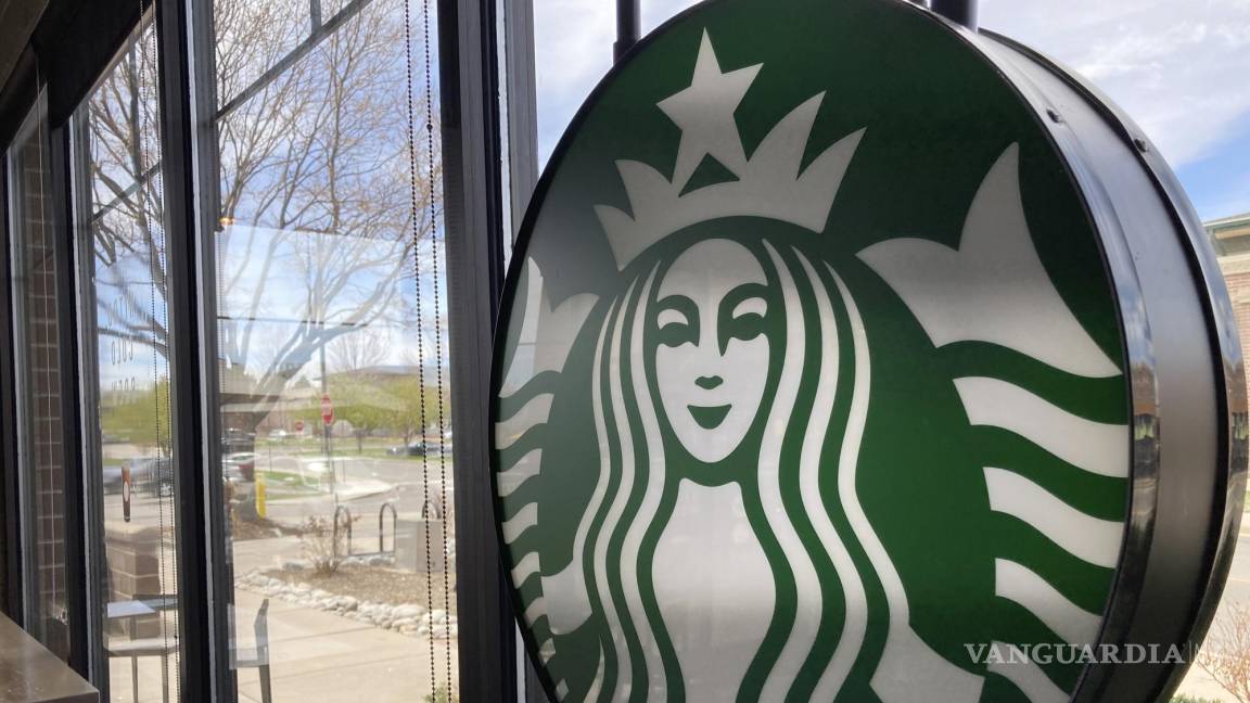 Starbucks amenazó a sus empleados por organizarse en sindicatos, denuncian