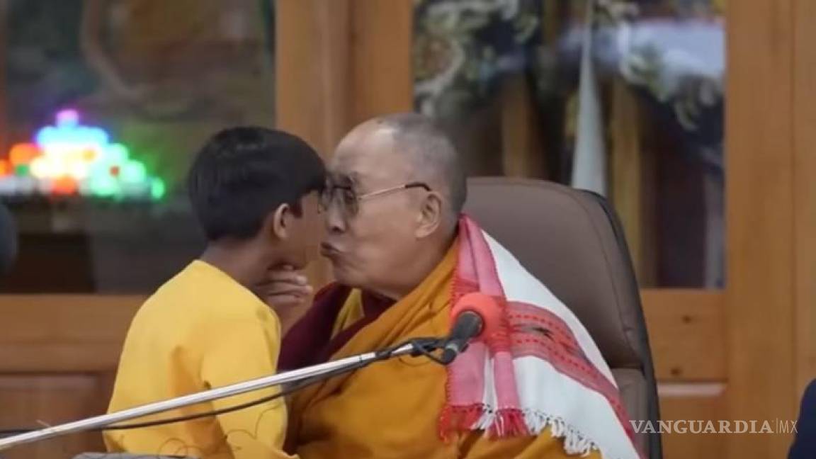 Desata polémica video de Dalai Lama besando a un niño en la boca
