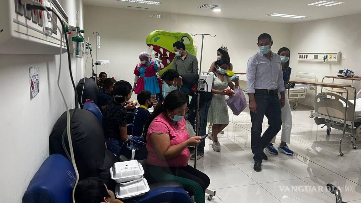 Llevan Lobos de la UAdeC felicidad a niños hospitalizados en el Materno Infantil de Saltillo