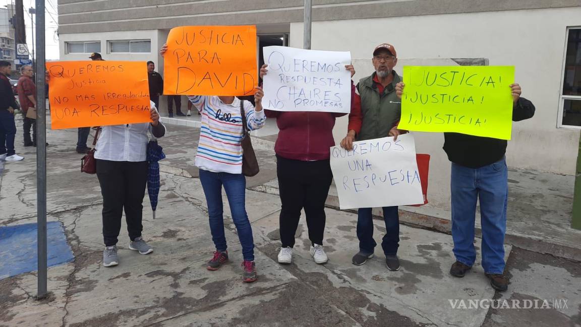 Madres exigen justicia afuera de Fiscalía por la muerte de interno en centro de adictos de Monclova
