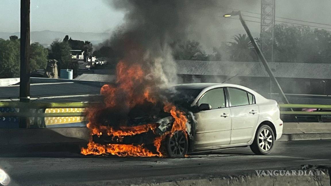 Arde en llamas auto tras salir del taller al sur de Saltillo; se declara pérdida total