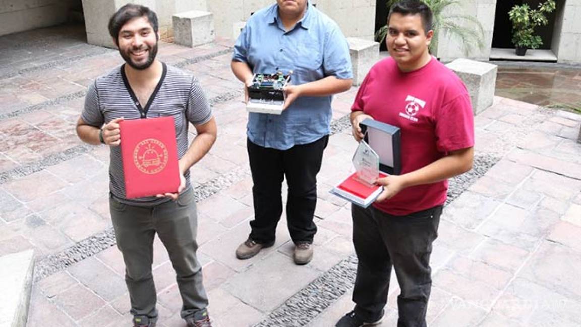 Alumnos de IPN ganan torneo internacional de lucha de robots