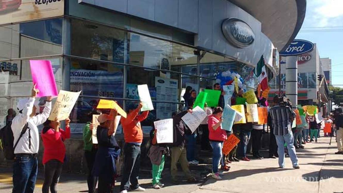 Protestan contra Trump en agencia de autos de la CDMX
