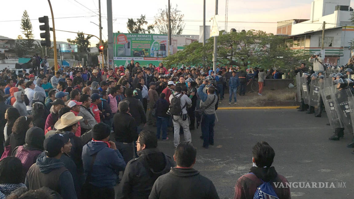 Choque entre federales y CNTE en Oaxaca previo a examen docente deja tres heridos