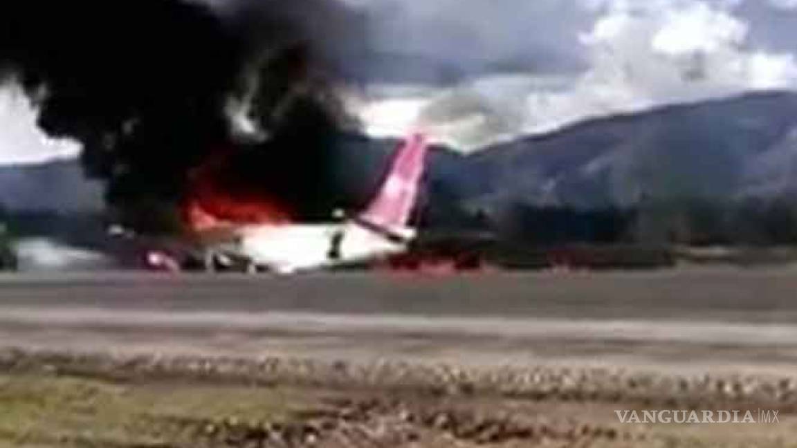 Se incendia avión al aterrizar y sobreviven los pasajeros