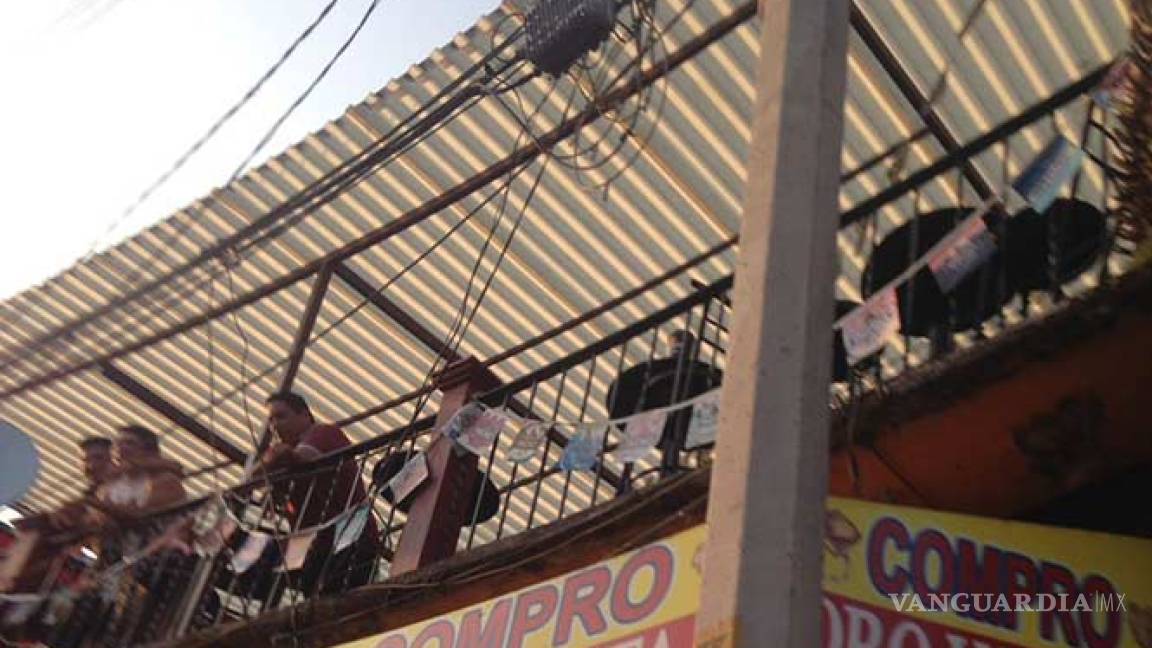 Regidores lanzan cerveza a mujeres en mítin contra la violencia y feminicidios en Morelos