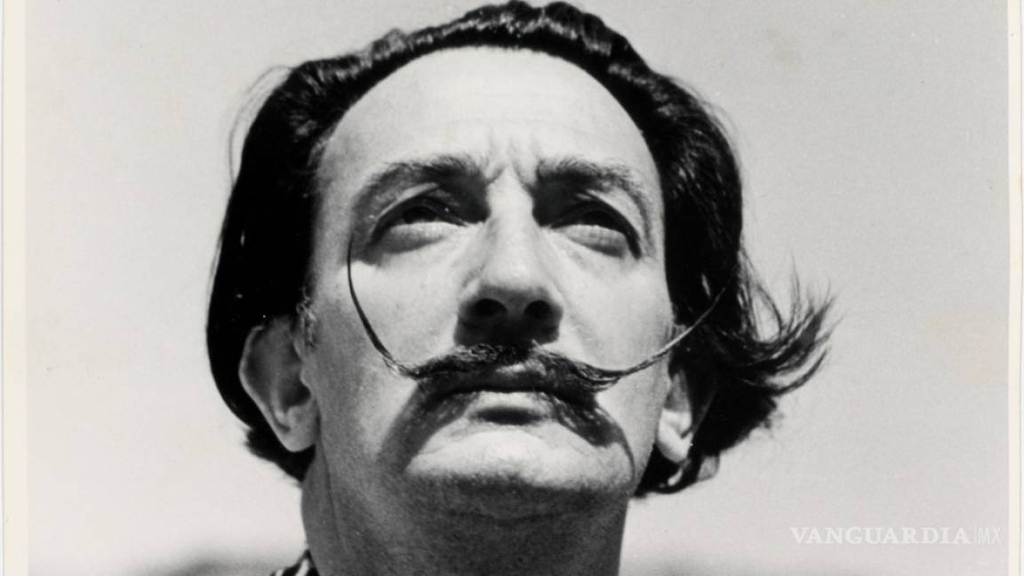 Dalí exhibe su bigote intacto al ser exhumado
