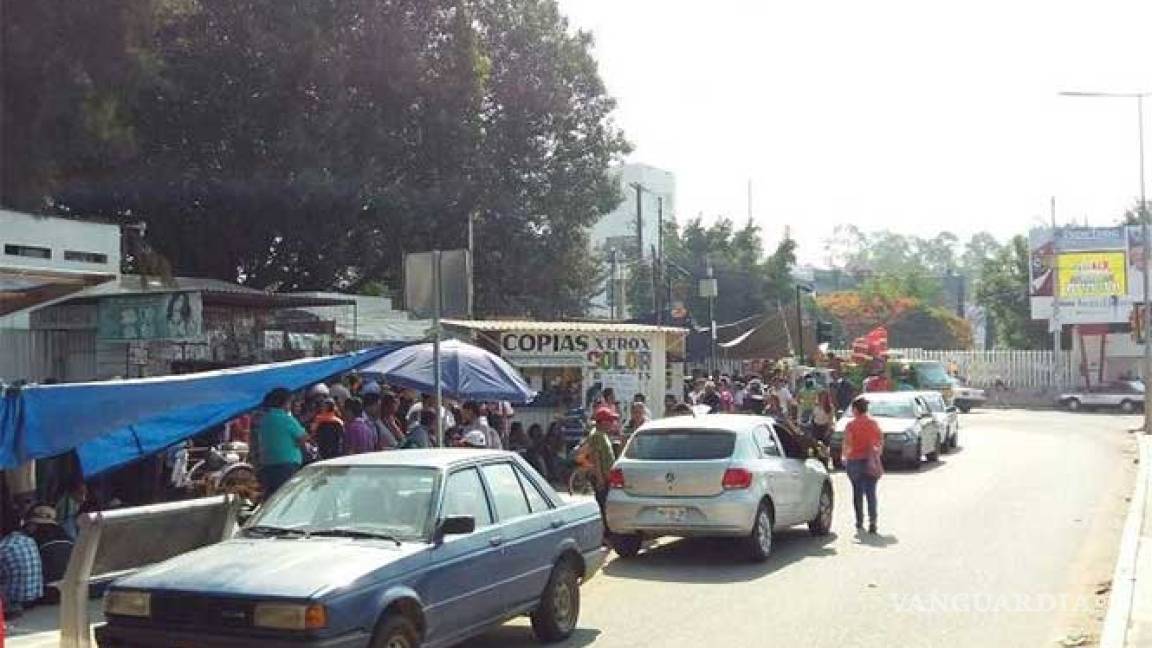 Maestros de Oaxaca bloquean oficinas del IEEPO y de la SEP