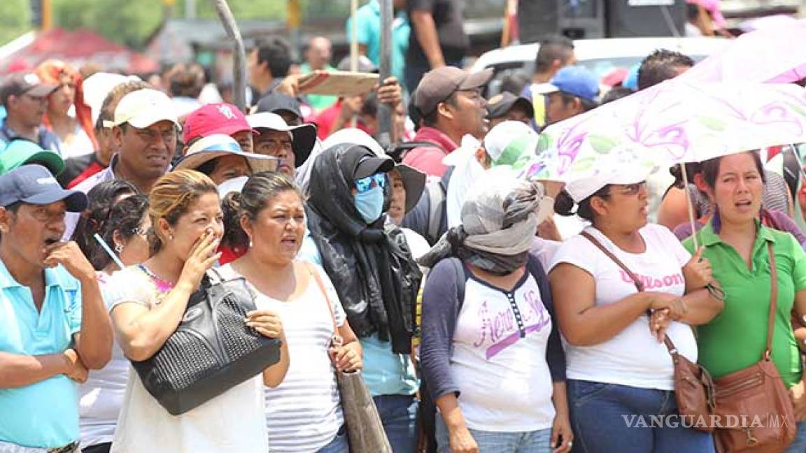 Padres de familia marchan en apoyo a maestros de la CNTE en Oaxaca