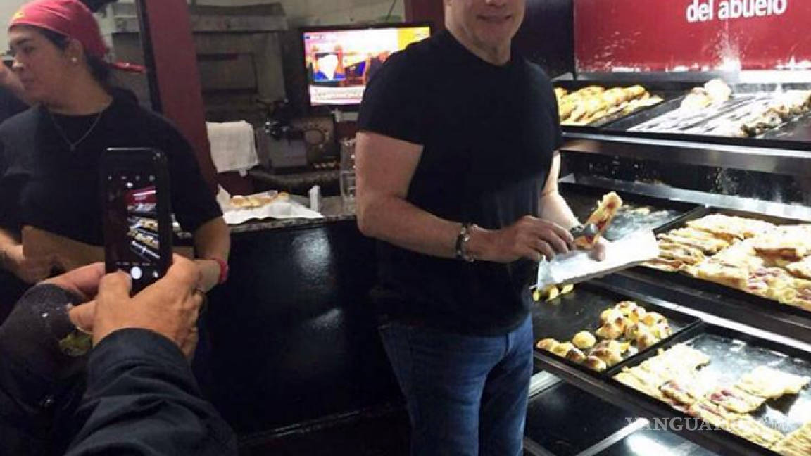 John Travolta sorprende en Argentina al entrar a panadería