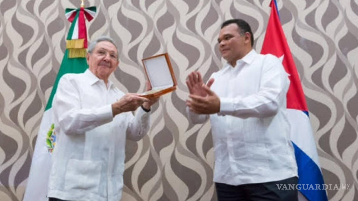Recibe Raúl Castro medalla ‘General Salvador Alvarado’