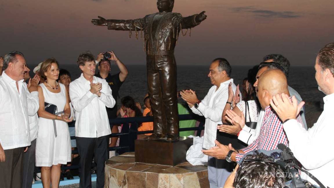 Desvelan estatua de Juan Gabriel en el balneario de Acapulco